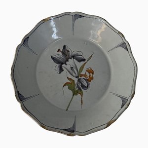 Plato antiguo de loza con decoración floral, 1700