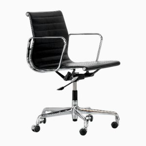 Silla de oficina EA117 de Charles Ray Eames para Vita, década de 2010