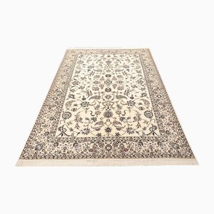 Nahöstlicher handgeknüpfter Nain Teppich mit Blumenmuster