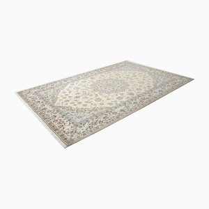 Nahöstlicher handgeknüpfter Nain Teppich mit Blumenmuster