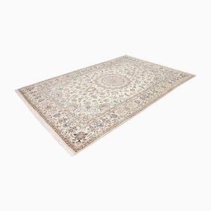 Nahöstlicher handgeknüpfter Nain Teppich mit Blumenmuster