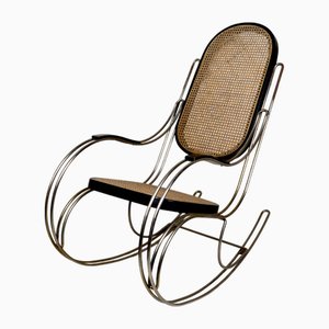 Sedia a dondolo modernista in legno e canna fumaria con struttura cromata, anni '60