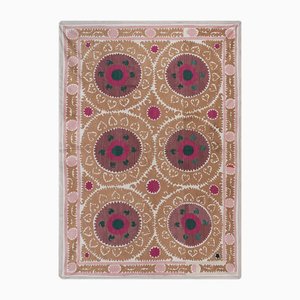 Großer Suzani Wandbehang in Kamelbraun mit Fuchsia Pink Stickerei