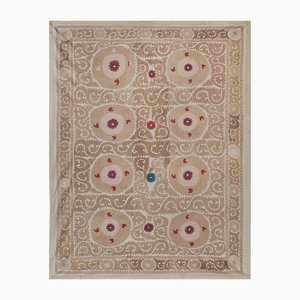 Großer Vintage Suzani Wandbehang in Beige Creme, Rot und Türkisfarbenen Akzenten