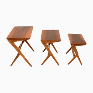 Schwedischer Vintage Nussholz Satz von Bengt Ruda zugeschriebenen Tischen, 1950, 3er Set