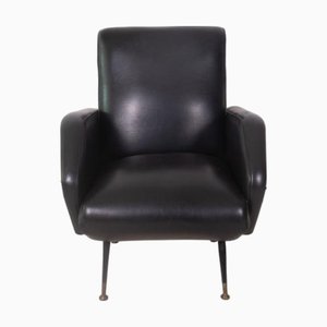 Butaca vintage de cuero sintético negro con patas de hierro, años 60