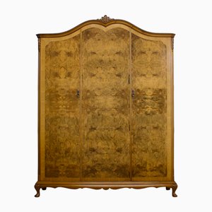 Kompakter britischer Vintage Kleiderschrank aus Nussholz, 1930er