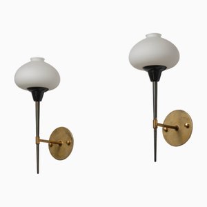 Apliques de pared italianos grandes de latón y vidrio opalino, años 50. Juego de 2