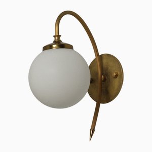Aplique italiano Mid-Century moderno de latón con pantallas de vidrio opalino, años 50