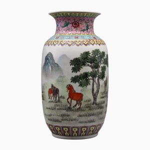 Vaso vintage cinese in porcellana Famille Rose Wild Horses