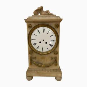 Reloj de repisa de alabastro con figura reclinada, siglo XIX
