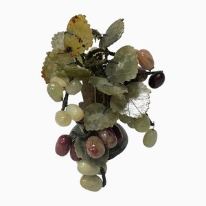Parra de mediados del siglo XX con hojas y uvas en piedra tallada y jade, China