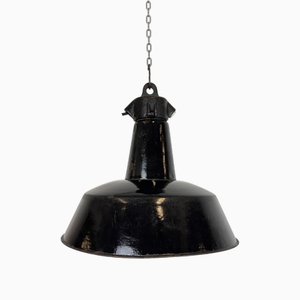 Industrielle Fabriklampe aus schwarzer Emaille mit Gusseisenplatte, 1950er