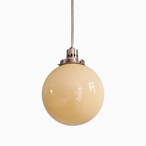 Lampada a sospensione Bauhaus in metallo cromato e globo opalino color miele, anni '20