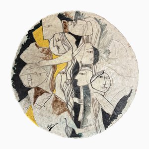 Plato grande con figuras pintadas y grabadas de Elio Schiavon, años 60