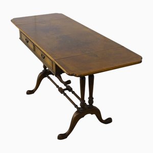 Mesa de sofá Queen Anne Revival de nogal de Epstein and Co., años 20