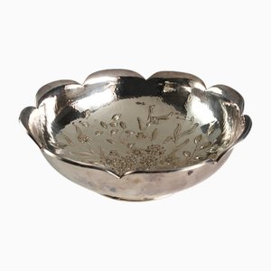 Cuenco de plata con ramitas de flores en relieve