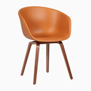 Chaurs de comedor modelo AAC22 de cuero anilina de nogal y seda coñac de Hay