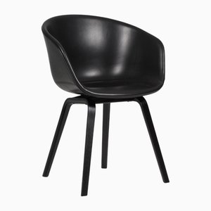 Esszimmerstühle Modell AAC22 aus Schwarz gebeizter Eiche und schwarzem Seidenanilinleder von Hay