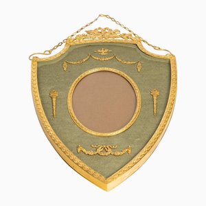 Marco de fotos de latón dorado con forma de escudo de armas, siglo XIX