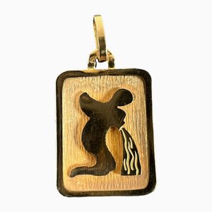 French Aquarius Starsign Zodiac 18k Yellow Gold Charm Medal Pendant, 1970s