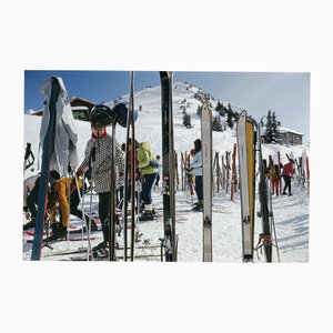 Slim Aarons, Skiers at Gstaad, 1969, Fotografia di paesaggi con stampa C a colori
