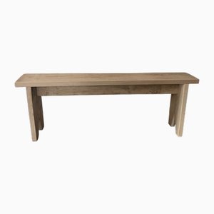 Banco pequeño de madera en bruto