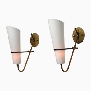 Apliques de pared italianos grandes de latón con pantallas cónicas de vidrio opalino, 1950. Juego de 2