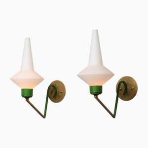 Apliques de pared italianos grandes de latón lacado en verde con vidrio opalino, años 50. Juego de 2