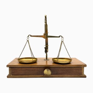Báscula de joyería antigua con cajón de latón
