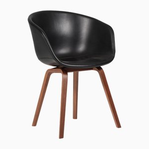 Sillas de comedor modelo AAC22 de nogal y cuero anilina seda negro de Hay