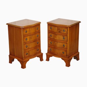 Mesitas de noche estilo georgiano de madera de tejo. Juego de 2