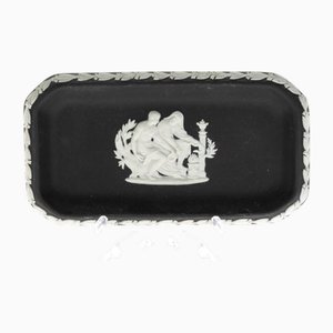 Bandeja Vide Poche con bajorrelieve de cerámica de basalto negro de Wedgwood