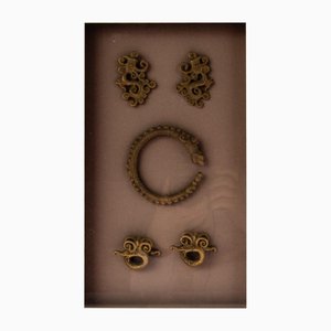 Suite de joyería china antigua de bronce con marco de vidrio
