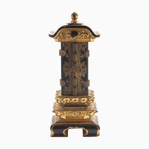 Étui d'Autel Bouddhiste Antique en Laque Dorée Sculpté, Japon