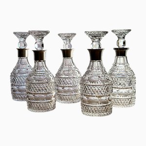 Decantadores angloirlandeses de cristal de talla Arlequín con monturas de plata de ley, años 60. Juego de 5