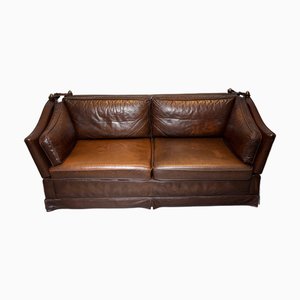 Ledersofa im Château-Stil