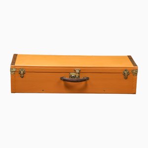 Baúl naranja de la marca Moynat
