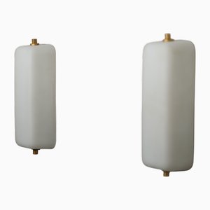 Apliques de pared italianos de vidrio opalino y latón, años 50. Juego de 2