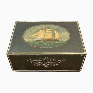 Cassettiera in pino con decorazione marina, anni '50