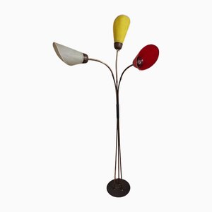 Lampada da terra Mid-Century con struttura in ottone e bracci flessibili su base in ghisa nera con tre paralumi in plastica colorata, anni '50