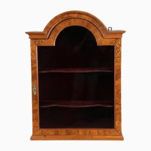 Vitrine Baroque Suspendue Buddelei Première Moitié du XVIIIe Siècle Antique en Noyer avec Incrustations, 1735