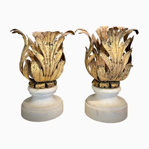 Florentiner Renaissance Vergoldetes Eisen Akanthusblatt Kerzenhalter auf Carrara Marmorsockel, 2 . Set