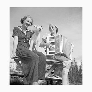 Karl Heinrich Lämmel, Frauen und Hund im Sommer, 1930er / 2025, Fotodruck