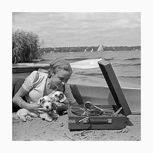 Heinz Pollmann, Femme et chiens en été, années 1930 / 2025, Impression photo