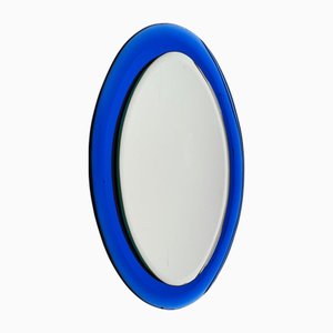 Espejo Mid-Century moderno ovalado de vidrio azul ligeramente cóncavo, años 60