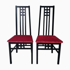 Sillas italianas de madera lacada en negro con tapicería de terciopelo rojo al estilo de Mackintosh, años 70. Juego de 2