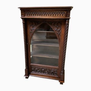 Vitrina neogótica de roble