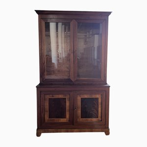 Vitrina posada de vidrio y madera