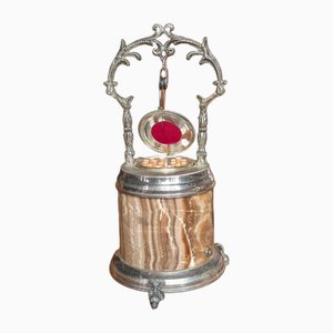 Distributore di sigarette vintage con struttura in metallo decorato e base in marmo, anni '80